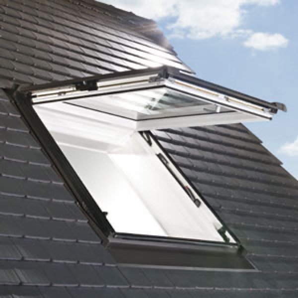 Designo R89P H fa felnyíló tetőtéri ablak fotó